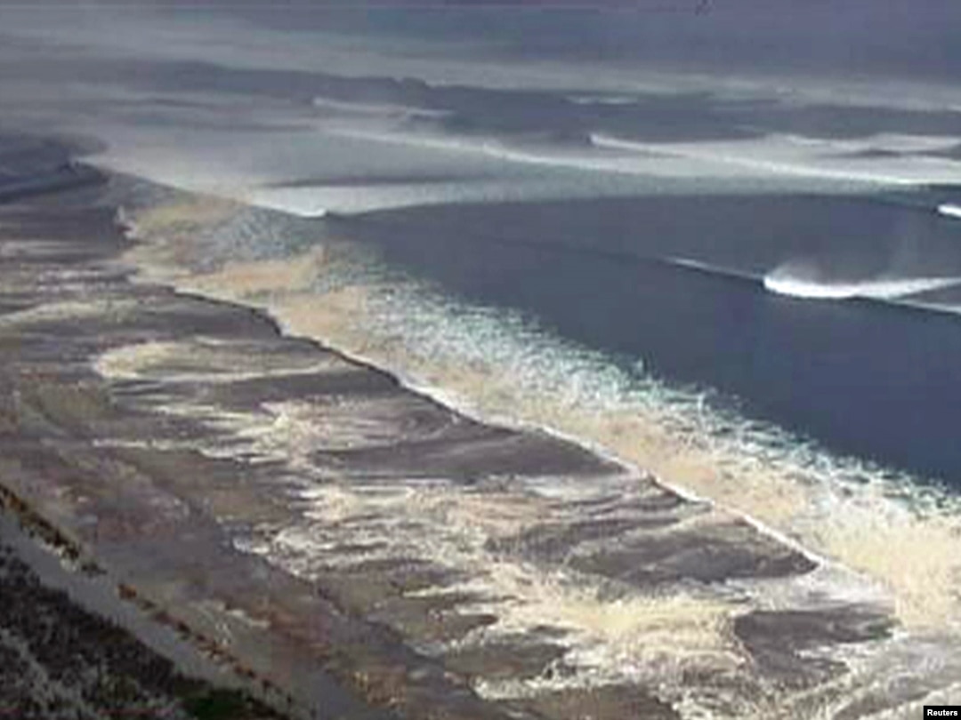 Шри ланка цунами 2004 снимок из космоса. Цунами приближается к побережью с незначительной скоростью. Цунами на побережье индийского океана 2004. Цунами в нью-йорке. Цунами фото.