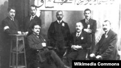 Məhəmməd Əmin Rəsulzadə yoldaşları ilə. Sağdan sola: Abbasqulu Kazımzadə, Kərbalayi Vəli Mikayılov, Nəsib bəy Yusifbəyli, Mirzə Məmməd Axundov, Məhəmməd Əmin Rəsulzadə, Məmməd Əli Rəsulzadə, Tağı Nağıyev.