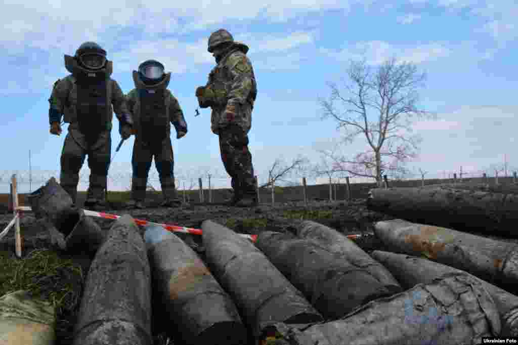 Військові знищують боєприпаси, зібрані на території військової частини в Балаклії, 29 березня 2017 року