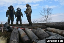 Військові на території артскладу, поблизу Балаклеї. 29 березня 2017 року