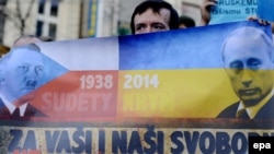 Під час акції протесту у столиці Чехії проти збройної агресії Росії у Криму. Прага, 8 березня 2014 року