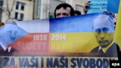 Акція протесту у столиці Чехії проти збройної агресії Росії у Криму. Прага, 8 березня 2014 року