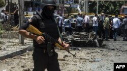 Представник єгипетських сил безпеки біля місця вибуху, у результаті якого поранений прокурор у Каїрі, 29 червня 2015 року 