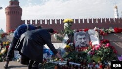 Немцовтың қазасына көңіл білдіруші ресейліктер. Мәскеу, 9 наурыз 2015 жыл. (Көрнекі сурет)