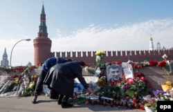 Люди в Москве продолжают нести цветы к месту убийства Бориса Немцова - Большой Москворецкий мост, понедельник, 9 марта