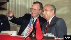 Михаил Горбачев и Джордж Буш – старший во время саммита на Мальте, декабрь 1989 года 