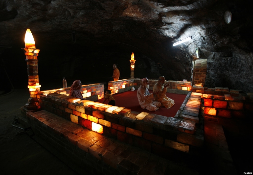 Các thợ mỏ và du khách cầu nguyện tại nhà thờ Hồi giáo làm từ muối đá bên trong mỏ Khewra
