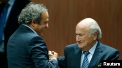 Platini (majtas) dhe Blatter