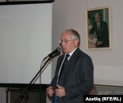 Разил Вәлиев Мөдәррис Әгъләмовны искә алу кичәсендә чыгыш ясый