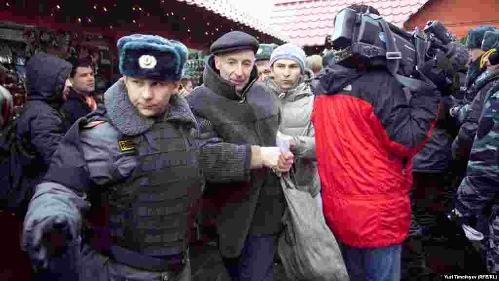 Активистам "Левого фронта" и объединений "Обманутых дольщиков" не удалось прорваться на Красную площадь, где планировалась несанкционированная акция "Народ против незаконных выборов!". 