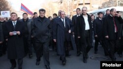 Armenia - Former President Levon Ter-Petrosian (C) and senior members of his Armenian National Congress lead a demonstration in Yerevan, 1Mar2014.