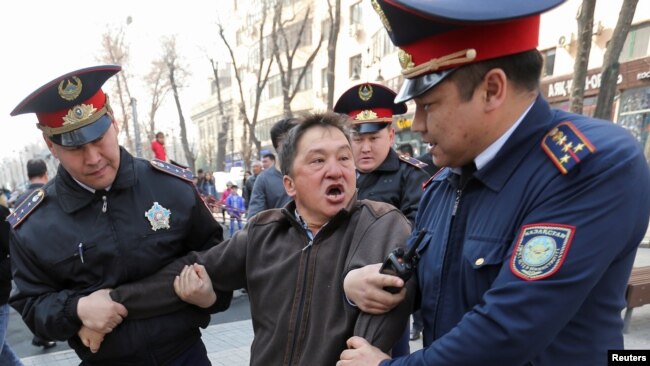 Полиция задерживает мужчину в Алматы. 22 марта 2019 года.