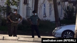  Сотрудники полиции проверяют наличие масок у прохожих, Ашхабад, 15 июля, 2020