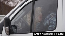Российский силовик за рулем микроавтобуса в Крыму. Иллюстративное фото
