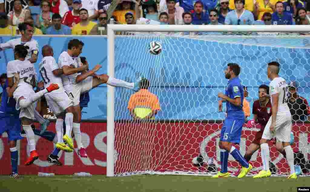 İtaliya-Uruqvay &ndash; 0:1. Diego Godin italyanların qapısına qol vurur. 