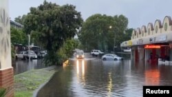 Auto se vozi poplavljenom ulicom u zalivu Byron u Novom Južnom Walesu, Australija, 7. februar 2020. 