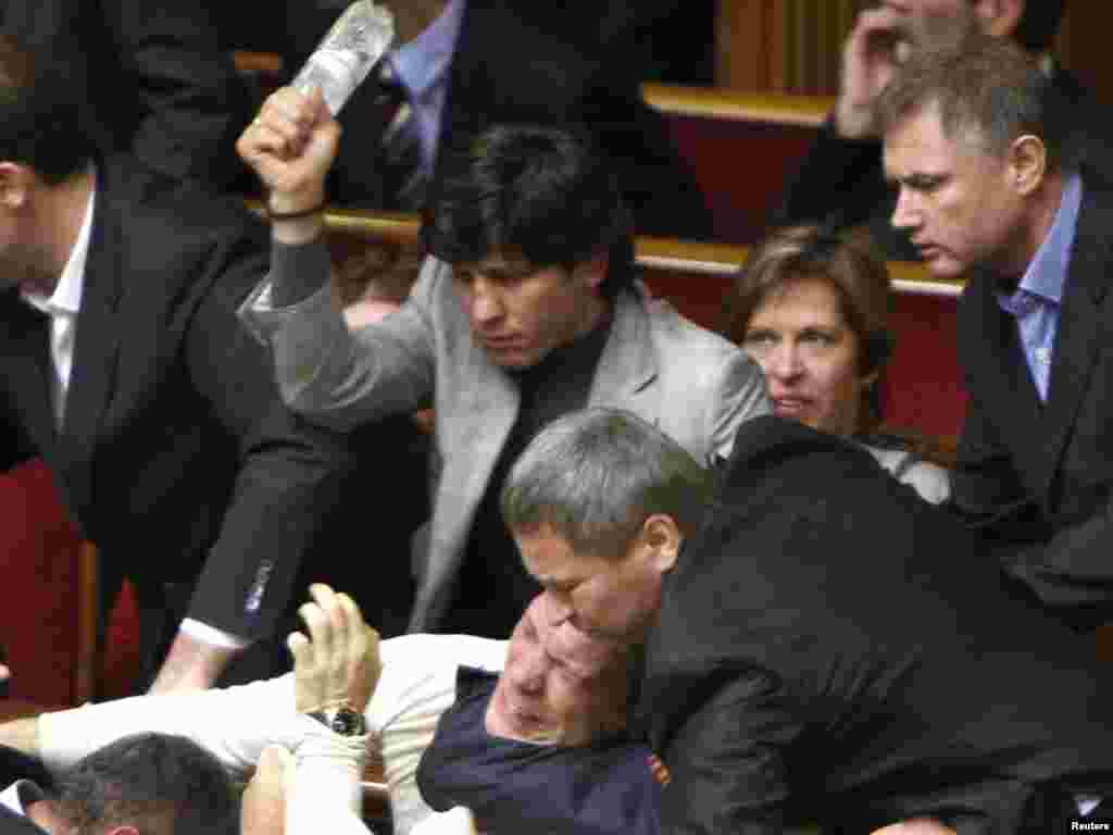 Kijev, 27.04.2010. - Zastupnici opozicije u ukrajinskom Parlamentu bacali su jaja i dimne bombe nakon što je u Donjem domu odobren sporazum prema kojem se ruskoj mornarici odobrava korištenje luke na Krimu do 2042. godine. 