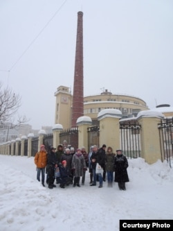 Градозащитники у здания Левашовского хлебозавода