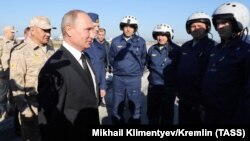 Владимир Путин и российские военнослужащие в Сирии