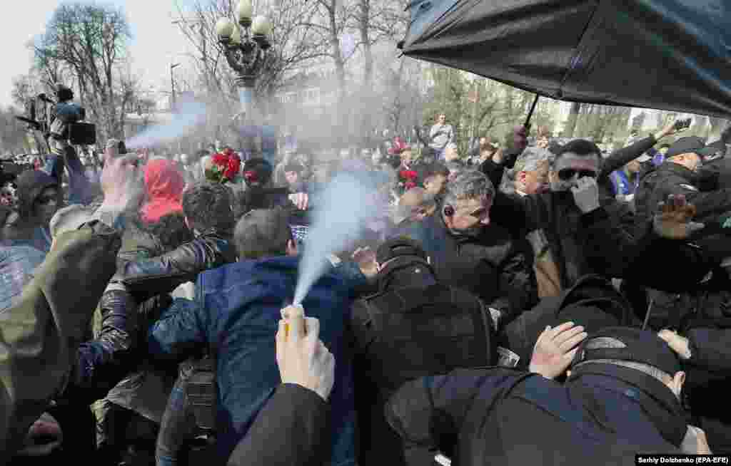 Ukrainian nationalists clash with pro-Russia supporters who were trying to lay flowers at the monument to Nikolai Vatutin in downtown Kyiv. The pro-Russia supporters had gathered to mark the 74th anniversary of death of the former Soviet general of WWII. (epa-EFE/Sergei Dolzhenko)