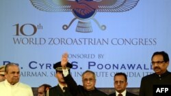 حضور پرناب موکرجی رئیس جمهور هند نفر وسط در دهمین کنگره زرتشتیان در بمبئی در روز یکشنبه.