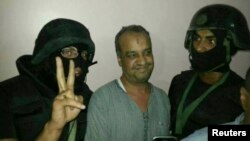 محمد البتقی، از رهبران اخوان المسلمین در بازداشت نیروهای پلیس