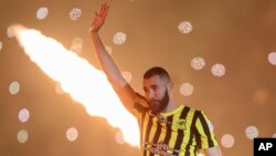 Ca și alți mari jucători de fotbal trecuți de prima vârstă sportivă, Benzema a ales să joace ultimii ani din carieră pe un contract foarte profitabil, dar departe de casă. Imagine de la ceremonia de prezentare a noului jucător al echipei saudite Al-Ittihad, 8 iunie 2023. 