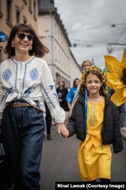 Нінель Лемак на Марші Вишиванок у Вюрцбурзі з донькою