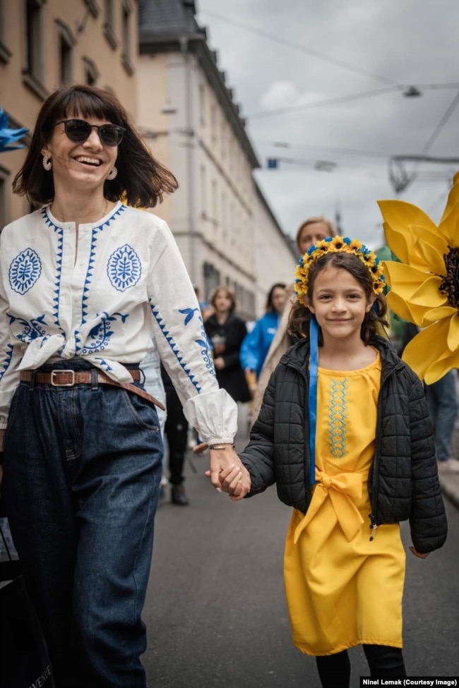 Нінель Лемак на Марші Вишиванок у Вюрцбурзі з донькою