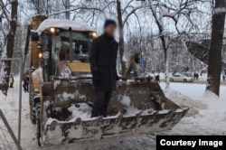 Защитники здания блокируют технику для сноса