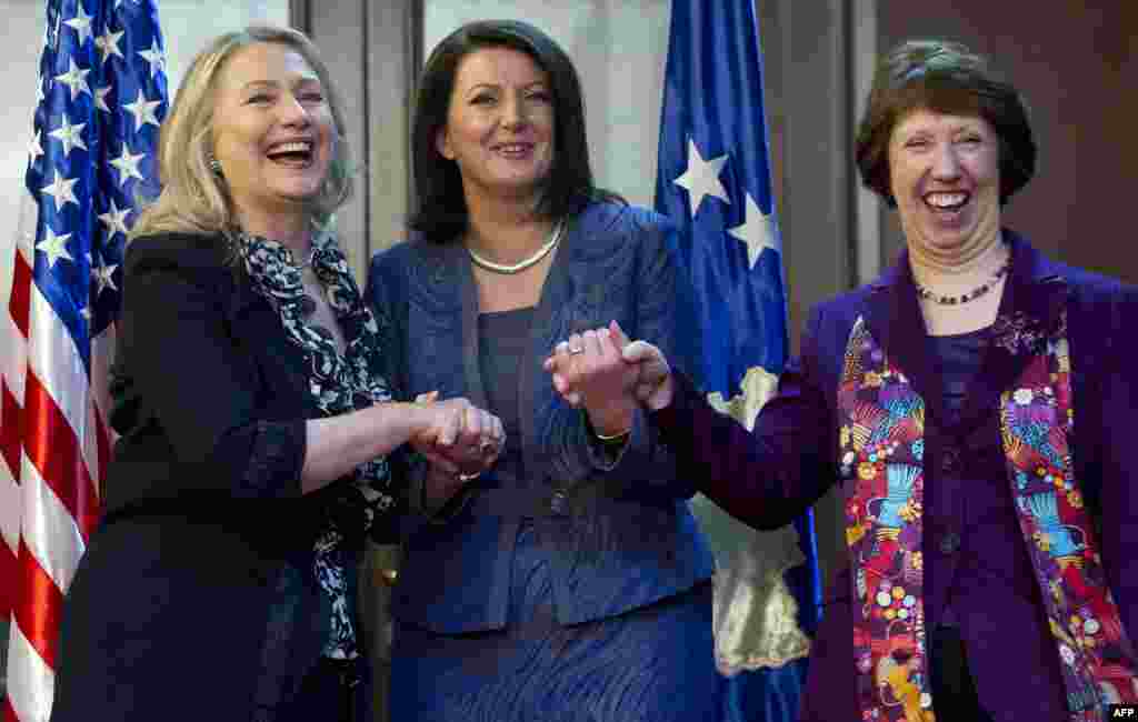 Kosovo - Predsjednica Kosova, Atifete Jahjaga ugostila je u Prištini američku državnu tajnicu Hillary Clinton i visoku predstavnicu EU Catherine Ashton, 31. oktobar 2012. Foto: REUTERS /Saul Loeb