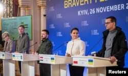 Katalin Novak, președintele Ungariei (a doua din dreapta) stă lângă președintele Ucrainei, Volodimir Zelenski (în centru), la o conferință de presă după un summit internațional din Kiev, din 26 noiembrie.