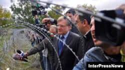 Посол США в Грузии Ричард Норланд после посещения де-факто границы, "вспомнив Берлинскую стену", заявил, что людей согнали с родной земли, оторвали от могил предков. У местных жителей должна быть возможность свободно передвигаться