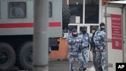 Полицајци се распоредуваат во близина на црквата кај гробиштата каде што ќе биде погребан Навални