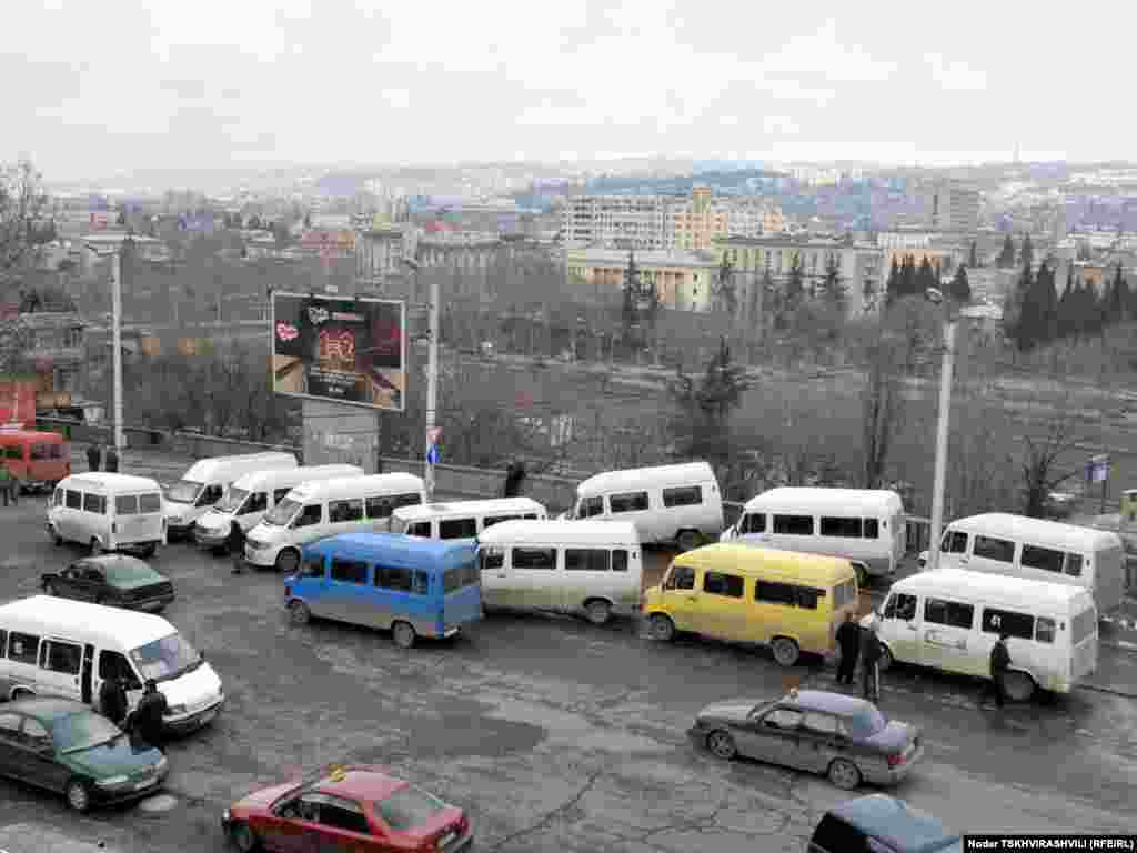 გაფიცულთა მიკროავტობუსები - რამდენიმე დღეა, რაც თბილისში სამარშრუტო მიკროავტობუსების მძღოლების საპროტესტო აქციები იმართება.