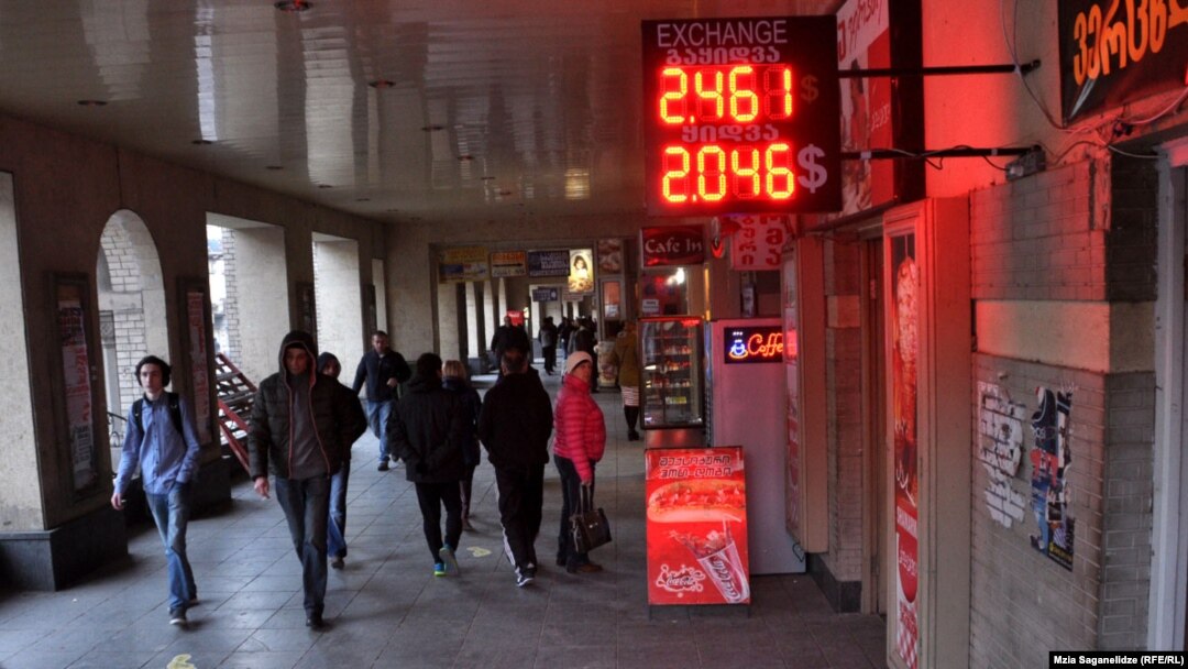 Специалисты обратили внимание, что на протяжении последних четырех лет в начале сентября обесценение лари стало традицией