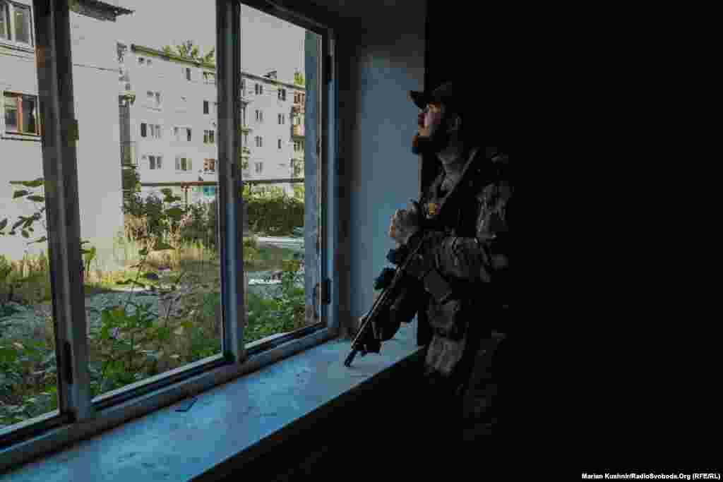 Щоразу, тільки-но ми чуємо краєм вуха гудіння двигунів десь за рогом, доводиться ховатися у будь-якому приміщенні, щоб російський дрон нас не помітив