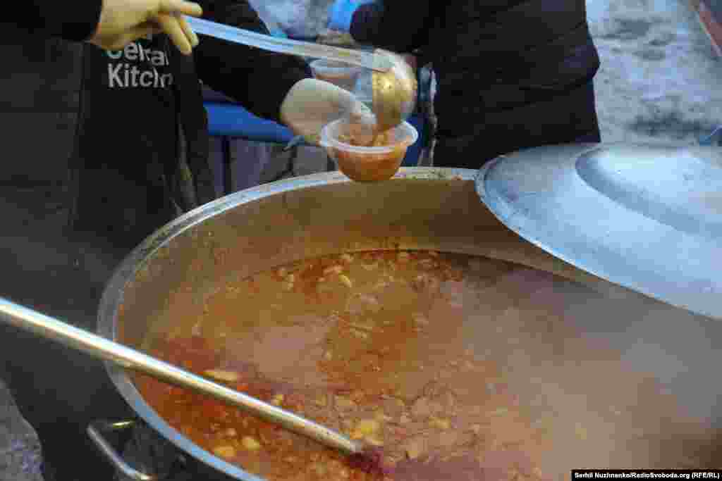 Від 15 січня у Києві видали понад 20 тисяч порцій їжі 