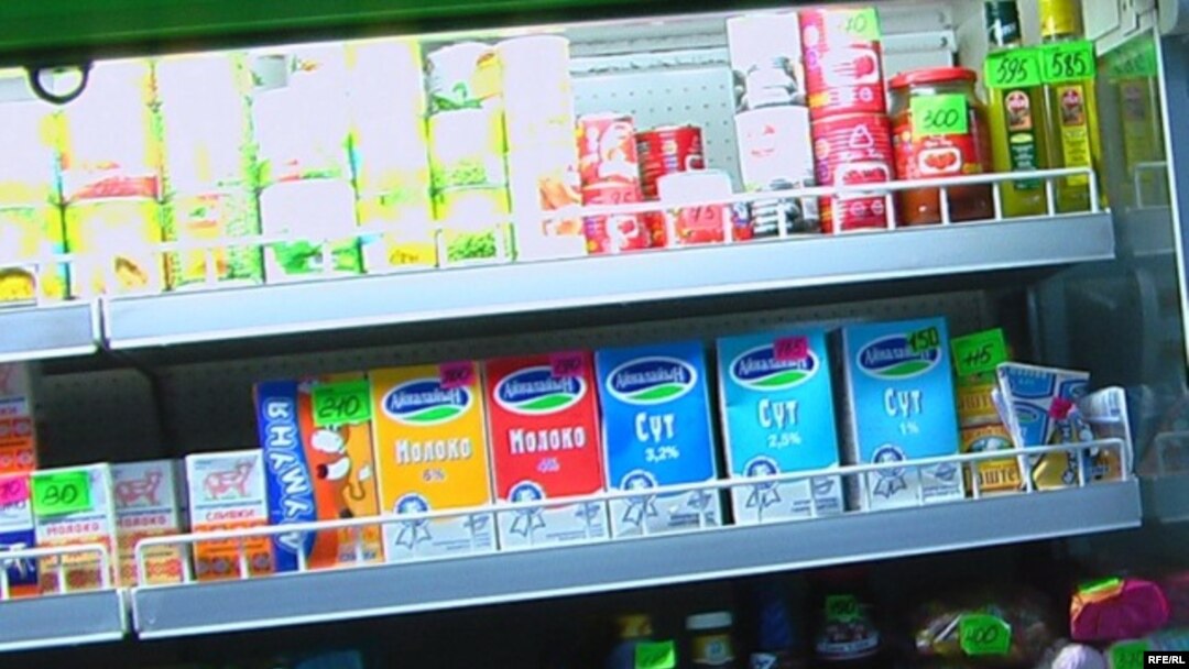 Семіз әйел кискасын бетіне басып отырады