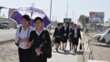 Özbegistanyň Gijduwan şäherçesinde gyzlar mekdepden öýlerine gaýdyp barýar.