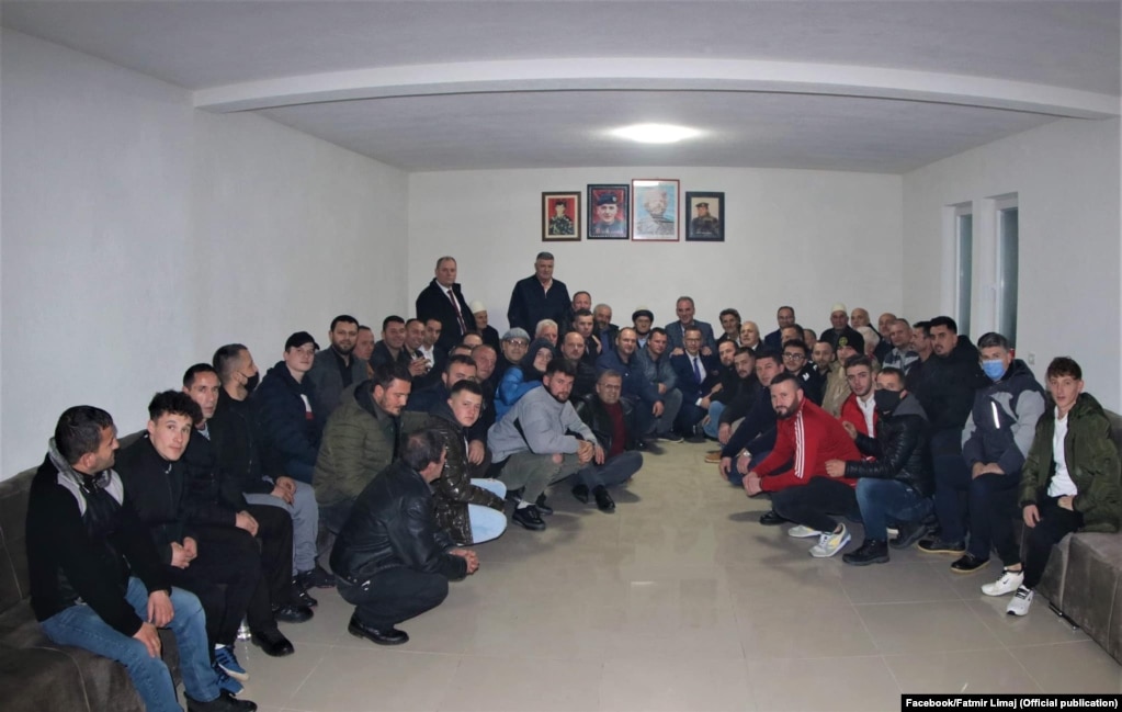 Me 24 janar, lideri i Nismës Socialdemokrate, Fatmir Limaj ka takuar bashkqytetarë të tij në Malishevë. Mungojnë maskat dhe mjetet e tjera mbrojtëse. 24.01.2021, Malishevë.
