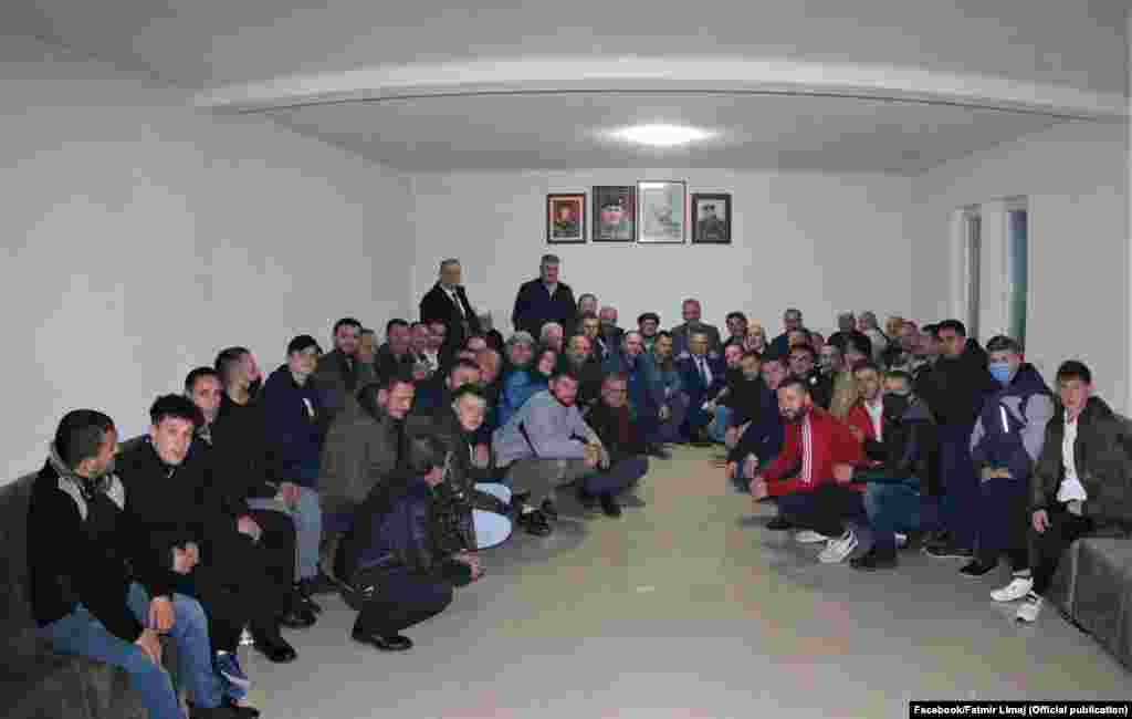 Лидерот на Социјалдемократската иницијатива, Фатмир Лимај, се состана со своите сограѓани во Малишево на 24 јануари. Тие не носеа маски, а недостасуваше и друга заштитна опрема. Малишево, 24 јануари 2021.
