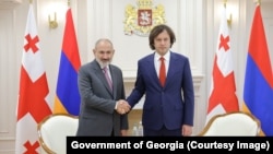 Armenian Prime Minister Nikol Pashinian (L) and Georgian Prime Minister Irakli Kobakhidze (file photo)