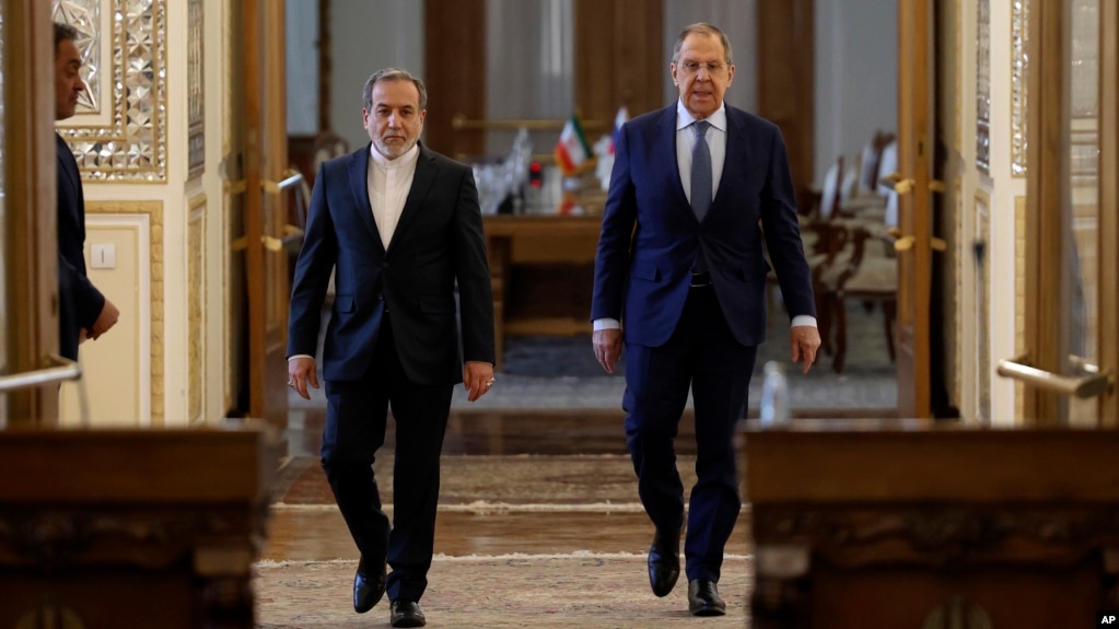 Iranian Foreign Minister Abbas Araghchi (left) and his Russian counterpart, Sergei Lavrov, arrive for their a press conference in Tehran on February 25.