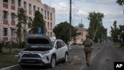  A Ukrainian soldier walks past a damaged building in Sudzha in Russia's Kursk region. (file photo)