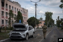 Український воїн йде вулицею Суджі в Курській області. Серпень 2023 року (архівне фото)