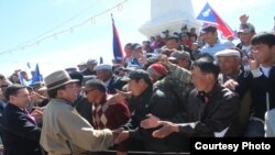 Mongolian President Tsakhia Elbegdorj campaigns earlier this month.