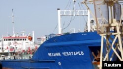 Rusiyanın neft tankeri Liviyadakı hərbi dəniz bazasında (Arxiv fotosu)