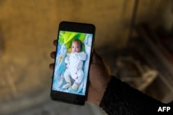 Мар’ям Сума паказвае фота дачкі Сабіны. Канакры, 29 сьнежня 2025 году