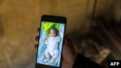 Мар’ям Сума паказвае фота дачкі Сабіны. Канакры, 29 сьнежня 2025 году